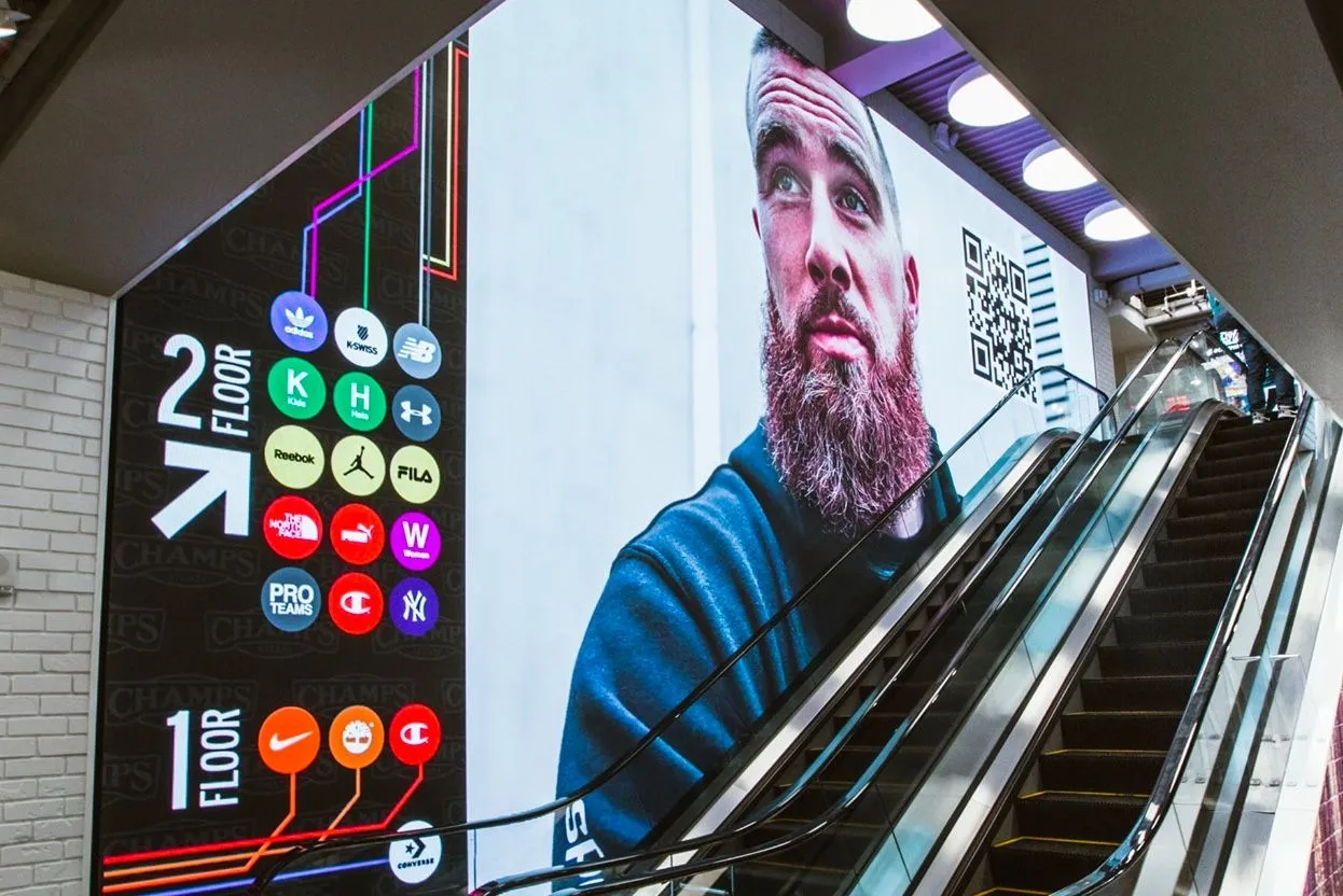 Enorme videowall LED con Travis Kelce come modello, di Activate The Space
