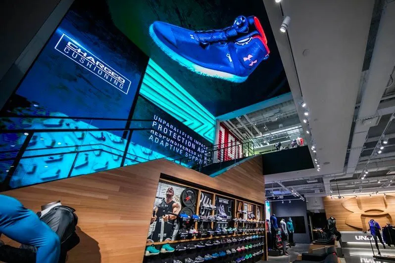 Activate The Space installa schermi dvLED da 2,4 mm e 4 mm nel flagship store Under Armour di Boston