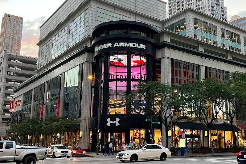 Schermo LED di Activate The Space nel negozio Under Armour di Chicago