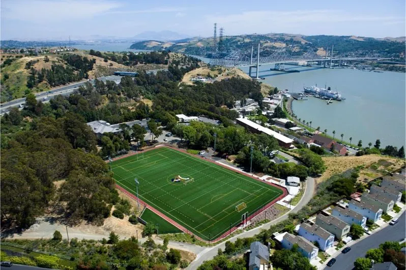 La Cal Poly Maritime Academy si trova sul campus panoramico sul lungomare di Vallejo, in California