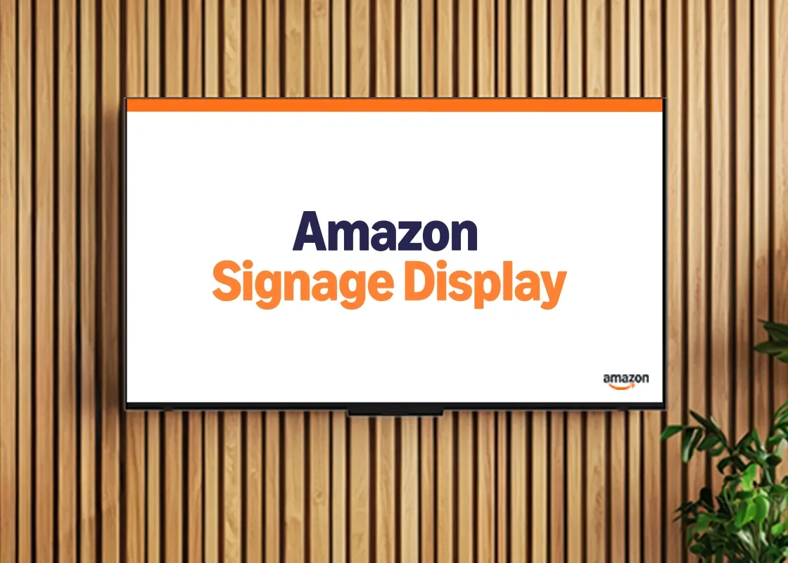 Amazon Signage Display su una parete a doghe di legno