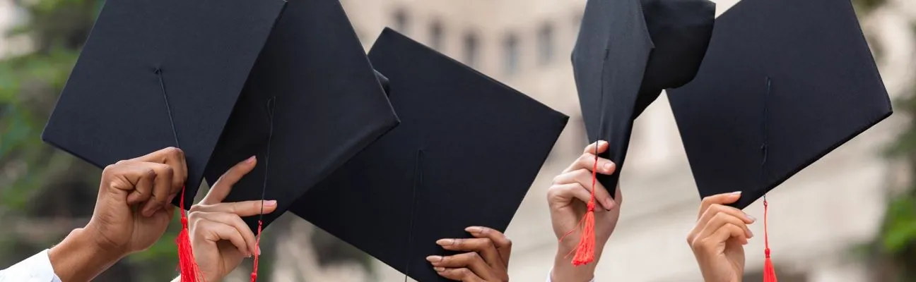 Tocchi di laurea lanciati in aria