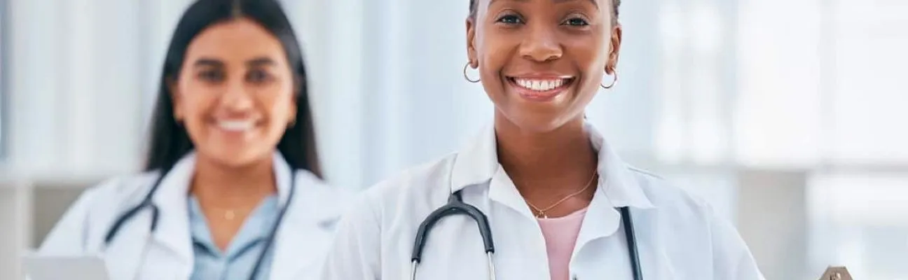 Medici e infermieri sorridenti in un ospedale