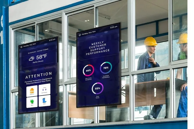 Schermi in un sito industriale con norme di sicurezza e dati operativi