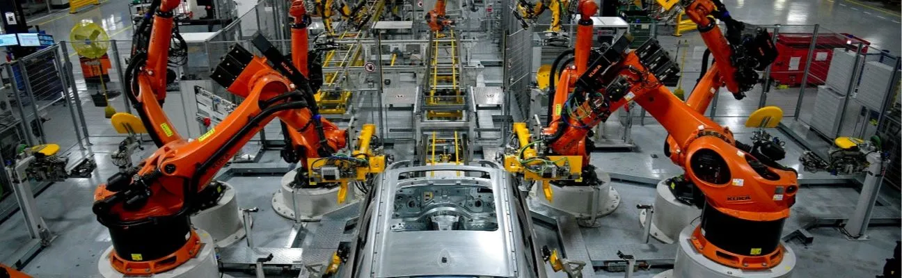 Bracci robot su una linea di produzione di automobili