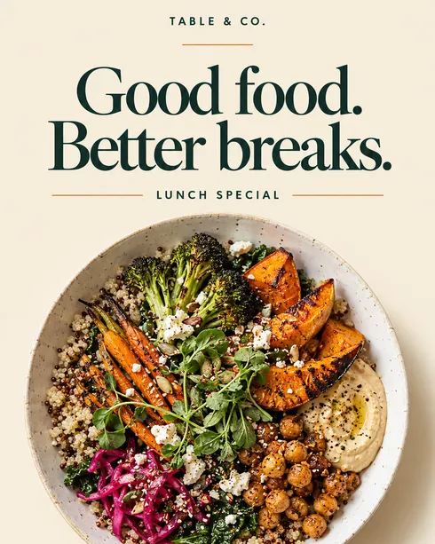 Schermo verticale con un’offerta pranzo: «Good food. Better breaks.» sopra una bowl di verdure e cereali