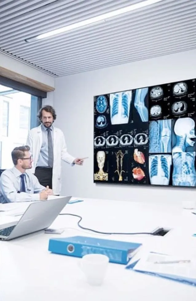 Smart TV Samsung Tizen QBB in uno studio medico