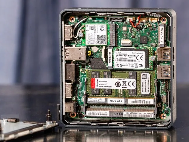 Media player Intel NUC 7 Mini per il digital signage