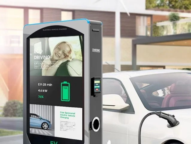 Display di segnaletica Samsung Tizen OHA-S alla colonnina di ricarica