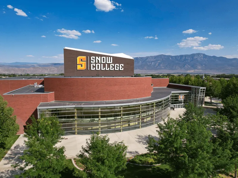 Un edificio dello Snow College con le montagne sullo sfondo