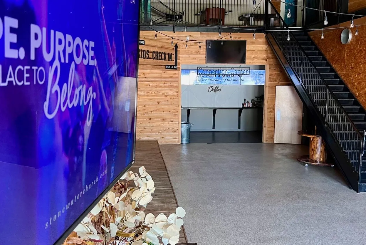 Schermata di benvenuto del digital signage a StoneWater Church