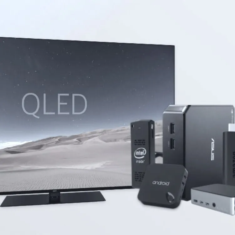 Una Smart TV accanto a diversi piccoli media player