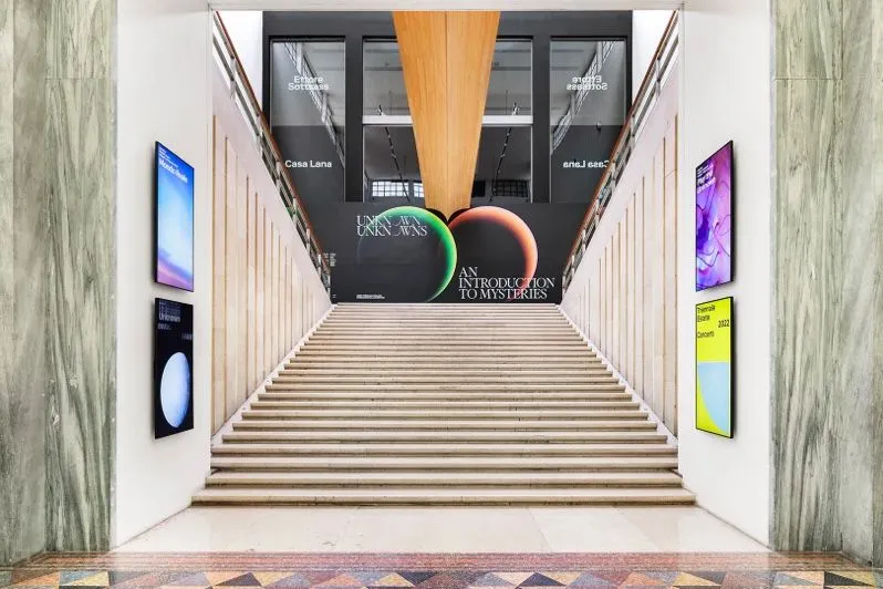 Schermi di orientamento alla mostra della Triennale di Milano