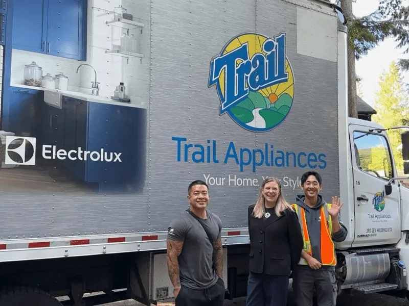 Il team di Trail Appliances davanti a un camion per le consegne