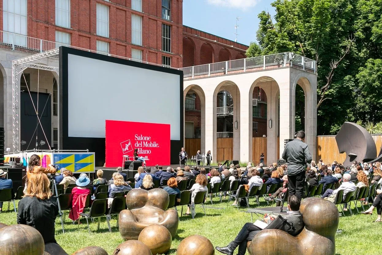 Display di digital signage all’aperto alla Triennale di Milano