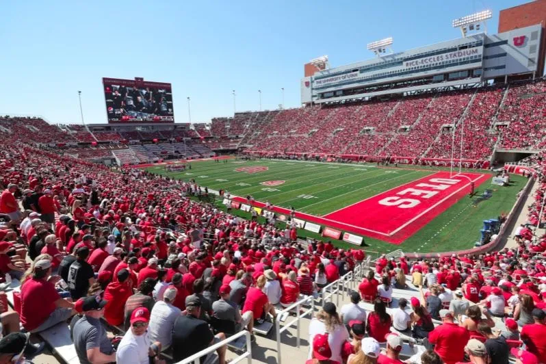 La squadra di football della University of Utah ospita la partita annuale di primavera.
