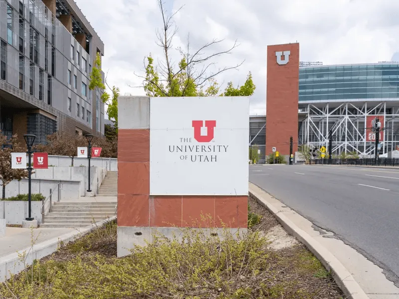 L’insegna della University of Utah all’ingresso del campus