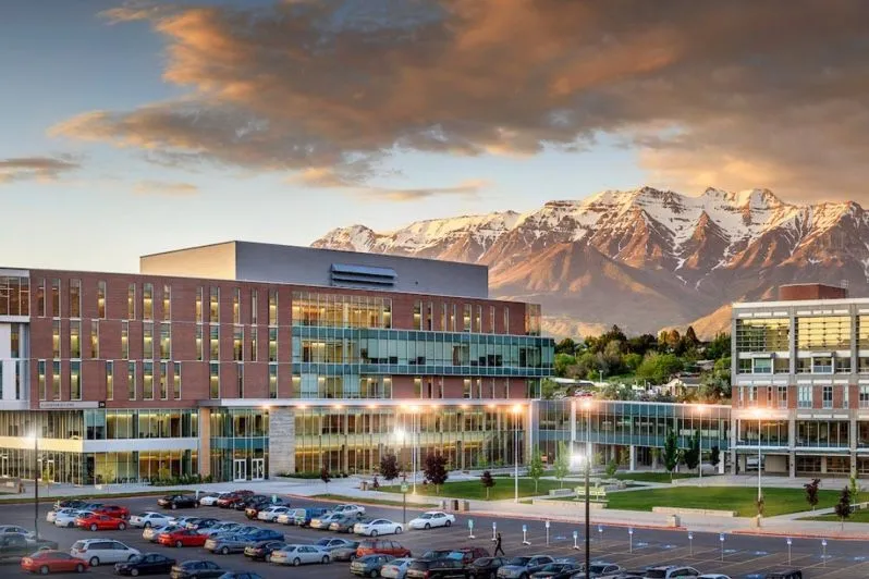Campus e sfondo di montagne della Utah Valley University