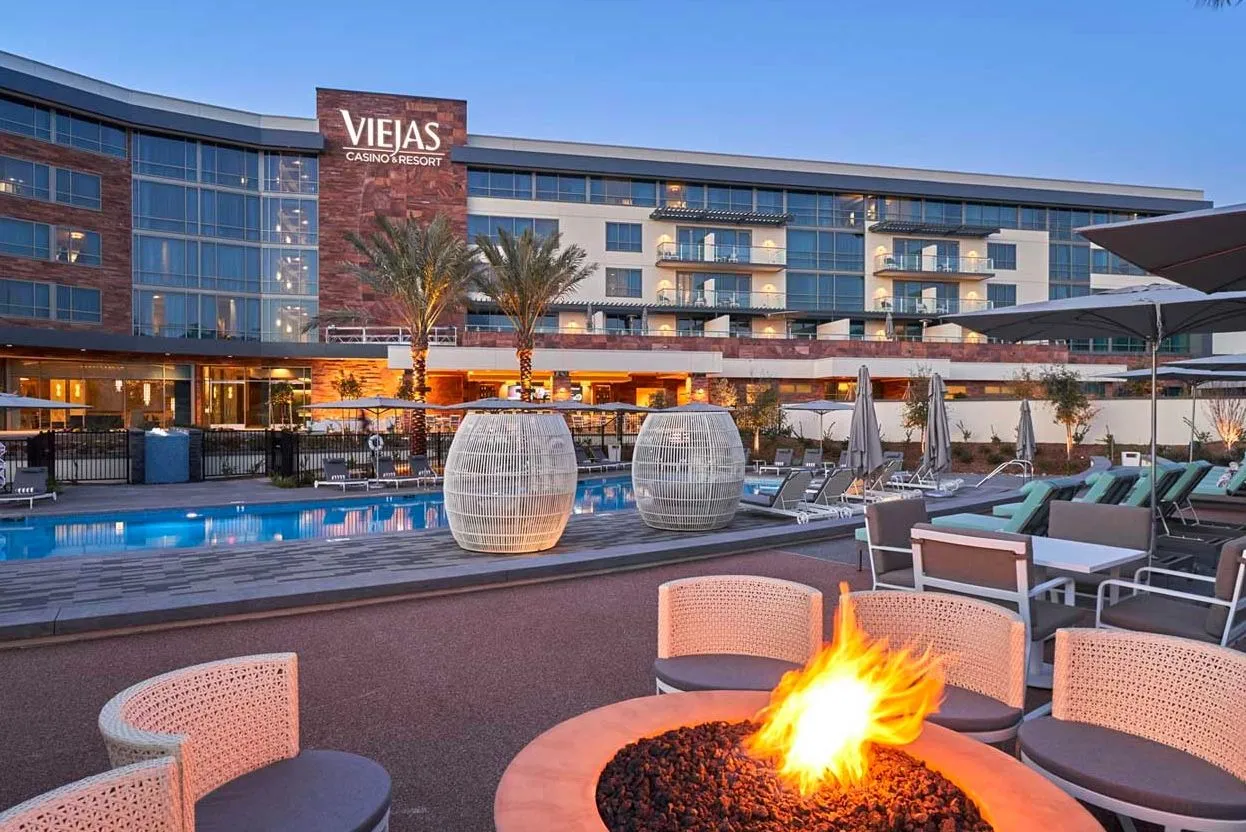 Braciere vicino alla piscina dell’hotel del Viejas Casino & Resort