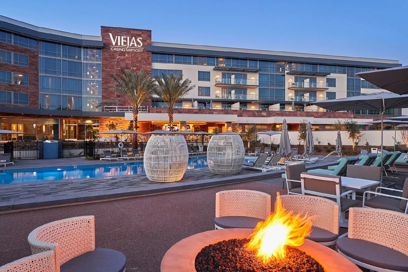 Viejas Casino & Resort visto dalla piscina, con un braciere acceso e luci della sera