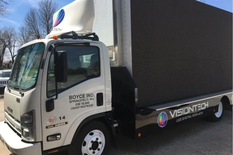 Il nuovo camion di Visiontech LED Digital Displays, con un grande display LED